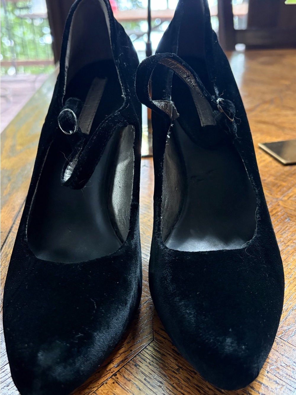 Womenโs Black Velvet Mary Jane Pumps
